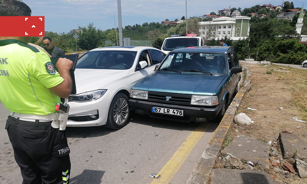 TRAFİKTE ACELE MADDİ HASAR GETİRDİ