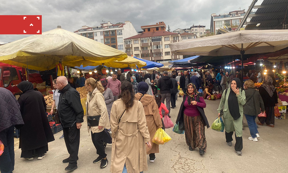 AKÇAKOCA SALI PAZARINDA AKŞAM YOĞUNLUĞU
