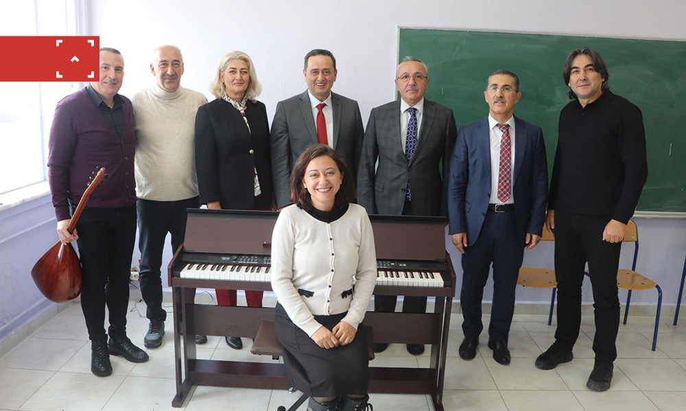 YANMAZ’DAN SOSYAL BİLİMLER LİSESİNE PİYANO JESTİ