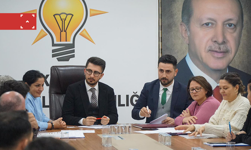 AK PARTİ DÜZCE’DE KOLTUĞU AKÇAKOCALI SERVET RUTÇİ’YE EMANET ETTİ